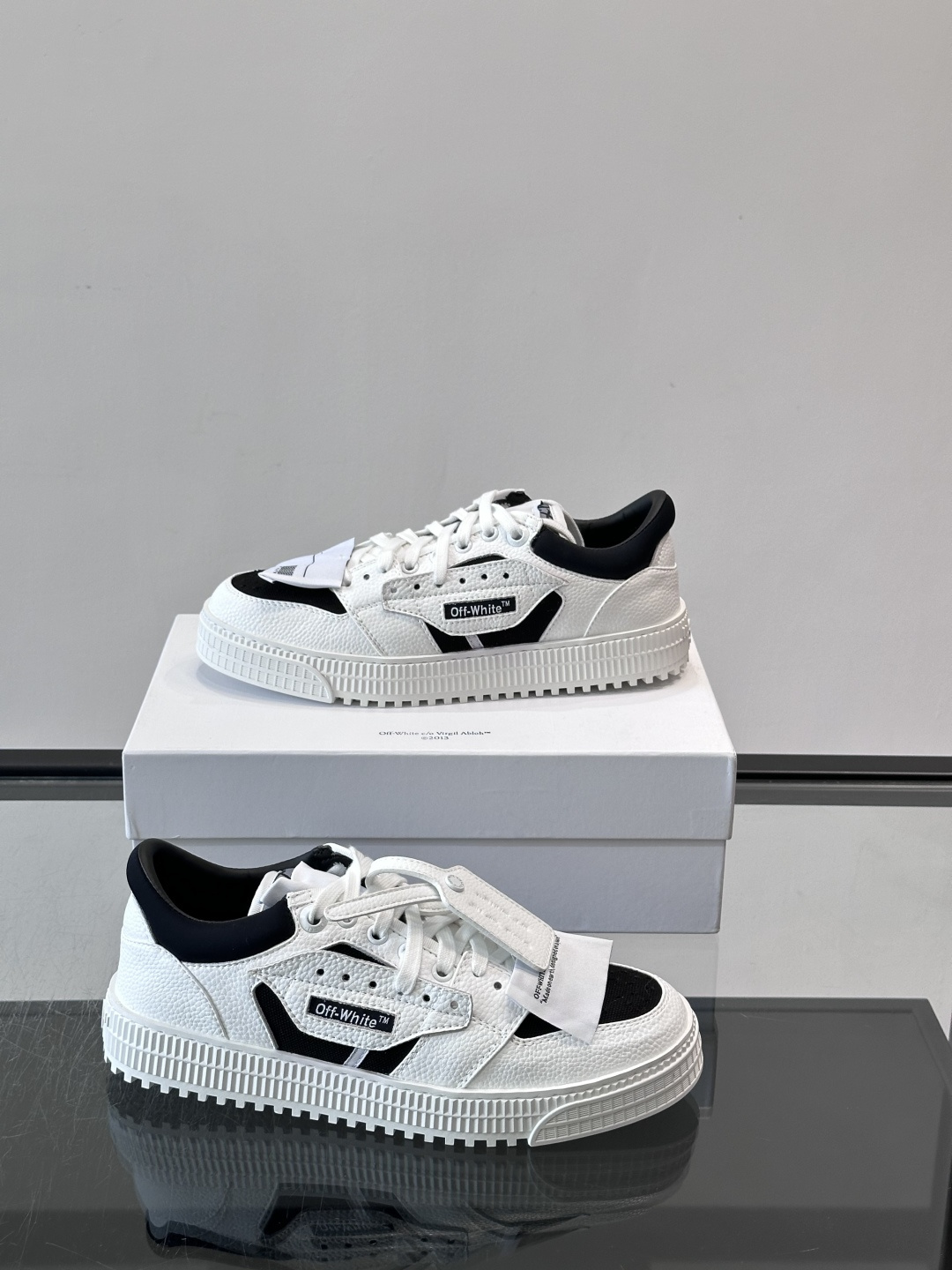 ​​Off-White 26ss 经典配色。皮革 ➕冲孔鞋面拼接，鞋侧有 Off-White 标志性文字标签，超级大吊牌