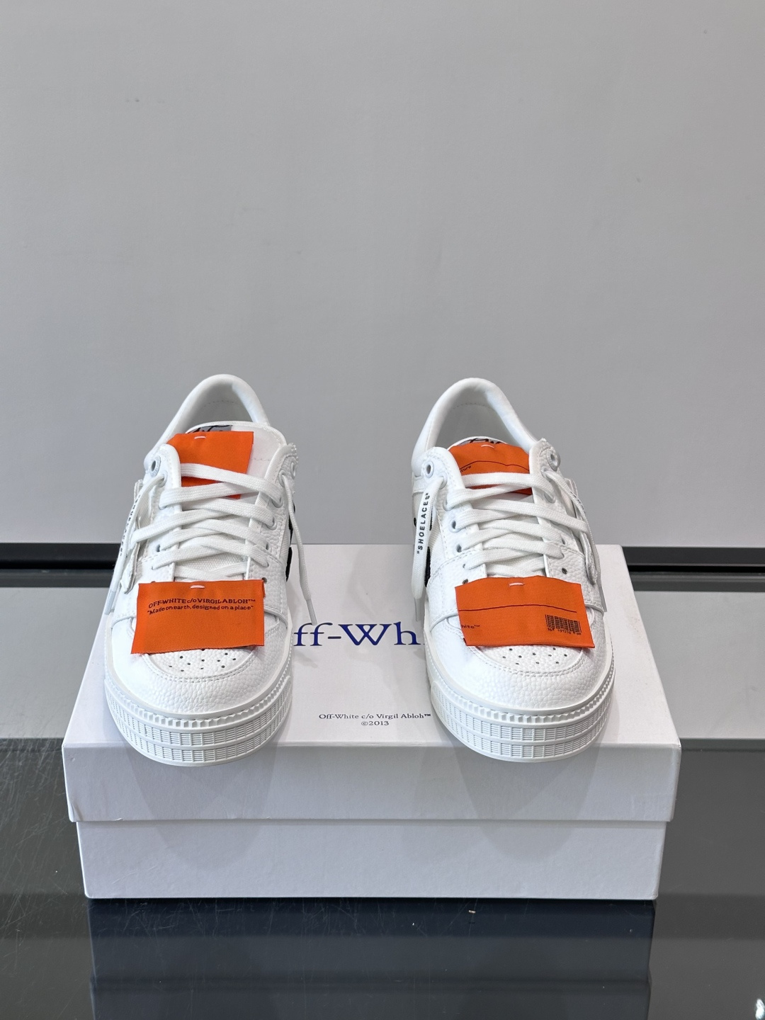 ​​Off-White 26ss 经典配色。皮革 ➕冲孔鞋面拼接，鞋侧有 Off-White 标志性文字标签，超级大吊牌