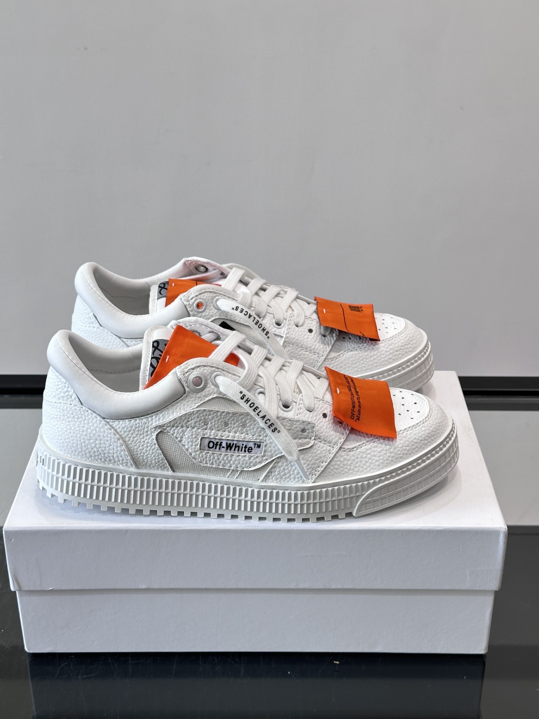Off-White 26ss 经典配色。皮革 ➕冲孔鞋面拼接,鞋侧有 Off-White 标志性文字标签,超级大吊牌 Off-White 26ss 经典配色。皮革 ➕冲孔鞋面拼接,鞋侧有 Off-White 标志性文字标签,超级大吊牌