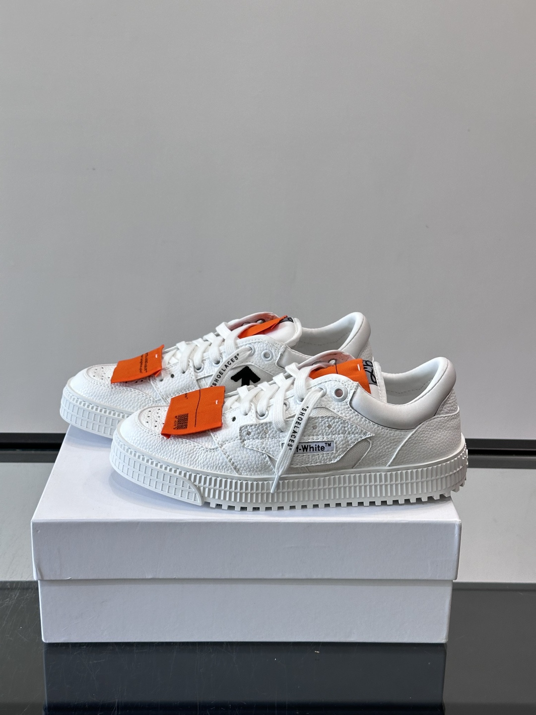 ​​Off-White 26ss 经典配色。皮革 ➕冲孔鞋面拼接，鞋侧有 Off-White 标志性文字标签，超级大吊牌