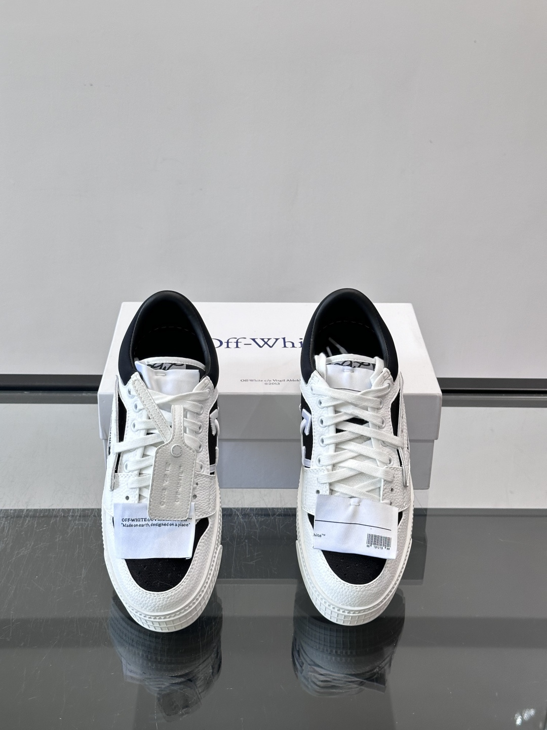 ​​Off-White 26ss 经典配色。皮革 ➕冲孔鞋面拼接，鞋侧有 Off-White 标志性文字标签，超级大吊牌