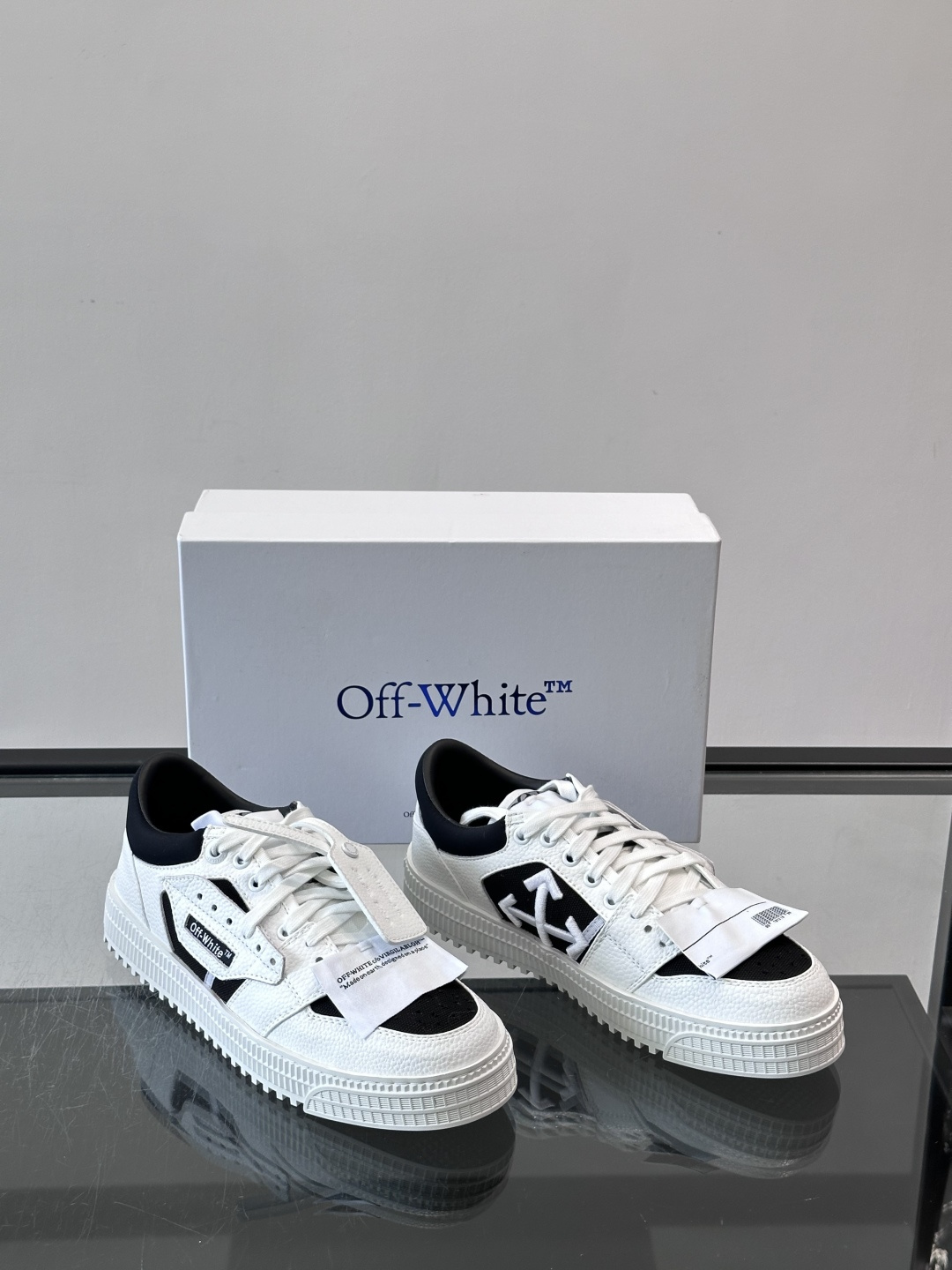 ​​Off-White 26ss 经典配色。皮革 ➕冲孔鞋面拼接，鞋侧有 Off-White 标志性文字标签，超级大吊牌