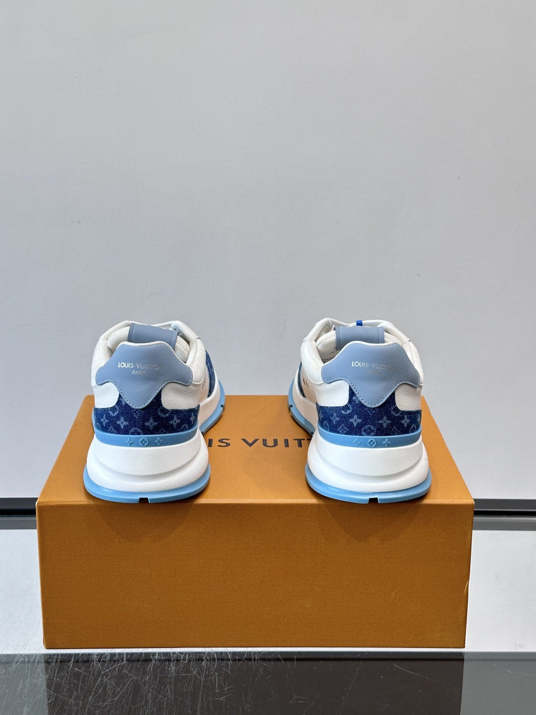 LV CLASSIC 运动鞋本款 LV Classic 运动鞋以粒面牛皮革搭配 Monogram 丹宁布,焕新演绎夏日风 LV CLASSIC 运动鞋本款 LV Classic 运动鞋以粒面牛皮革搭配 Monogram 丹宁布,焕新演绎夏日风