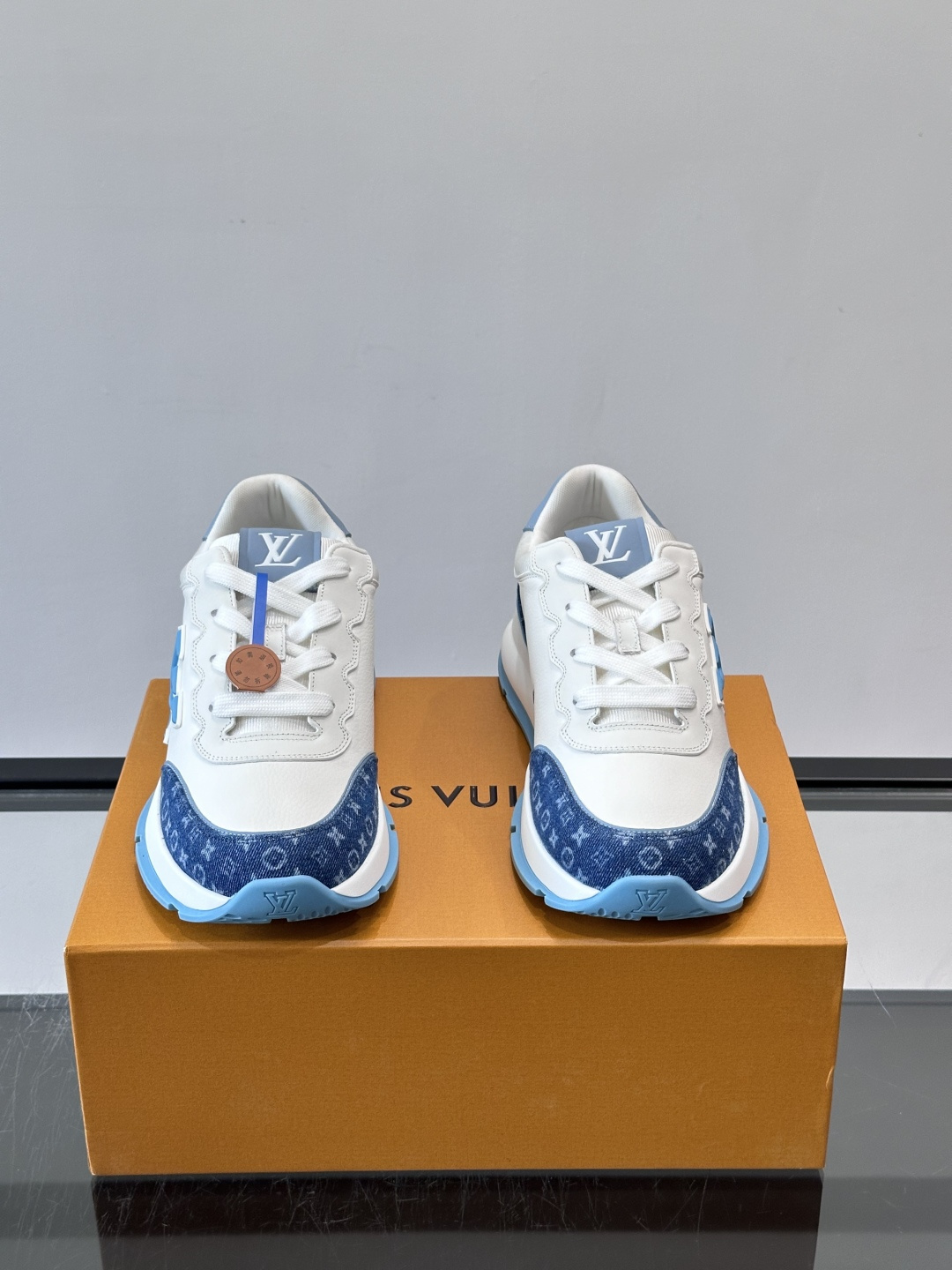 LV CLASSIC 运动鞋本款 LV Classic 运动鞋以粒面牛皮革搭配 Monogram 丹宁布,焕新演绎夏日风 LV CLASSIC 运动鞋本款 LV Classic 运动鞋以粒面牛皮革搭配 Monogram 丹宁布,焕新演绎夏日风
