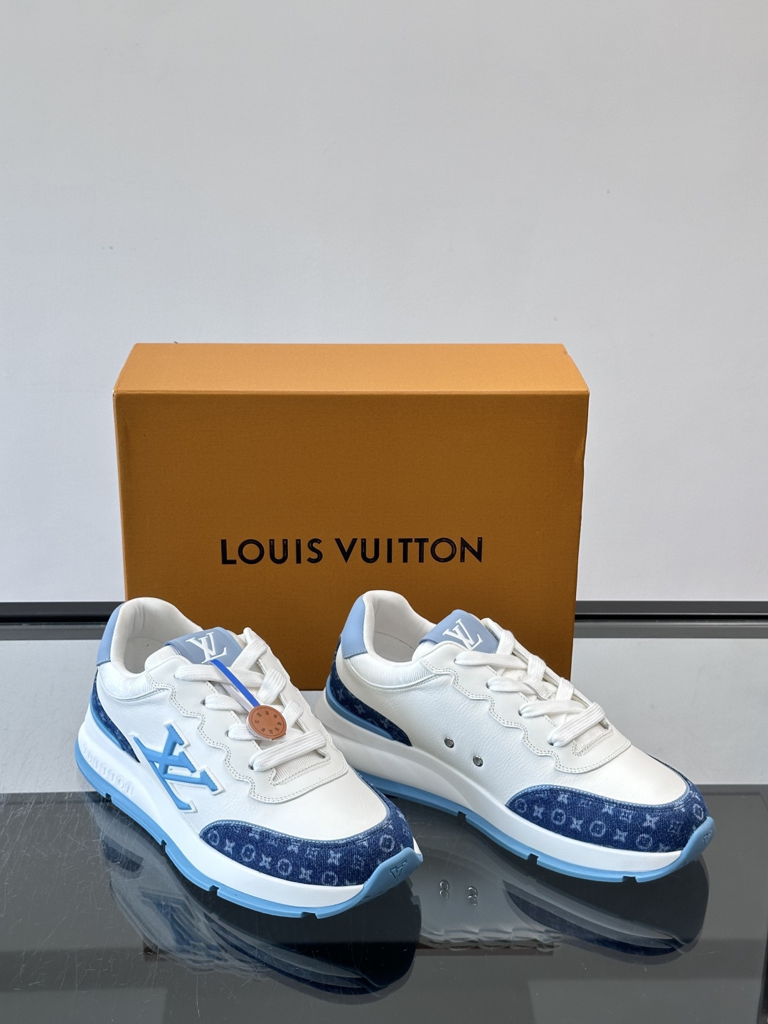 LV CLASSIC 运动鞋本款 LV Classic 运动鞋以粒面牛皮革搭配 Monogram 丹宁布,焕新演绎夏日风 LV CLASSIC 运动鞋本款 LV Classic 运动鞋以粒面牛皮革搭配 Monogram 丹宁布,焕新演绎夏日风