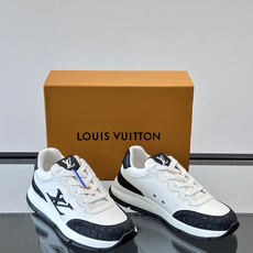 LV CLASSIC 运动鞋本款 LV Classic 运动鞋以粒面牛皮革搭配 Monogram 丹宁布,焕新演绎夏日风 LV CLASSIC 运动鞋本款 LV Classic 运动鞋以粒面牛皮革搭配 Monogram 丹宁布,焕新演绎夏日风