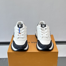LV CLASSIC 运动鞋本款 LV Classic 运动鞋以粒面牛皮革搭配 Monogram 丹宁布,焕新演绎夏日风 LV CLASSIC 运动鞋本款 LV Classic 运动鞋以粒面牛皮革搭配 Monogram 丹宁布,焕新演绎夏日风