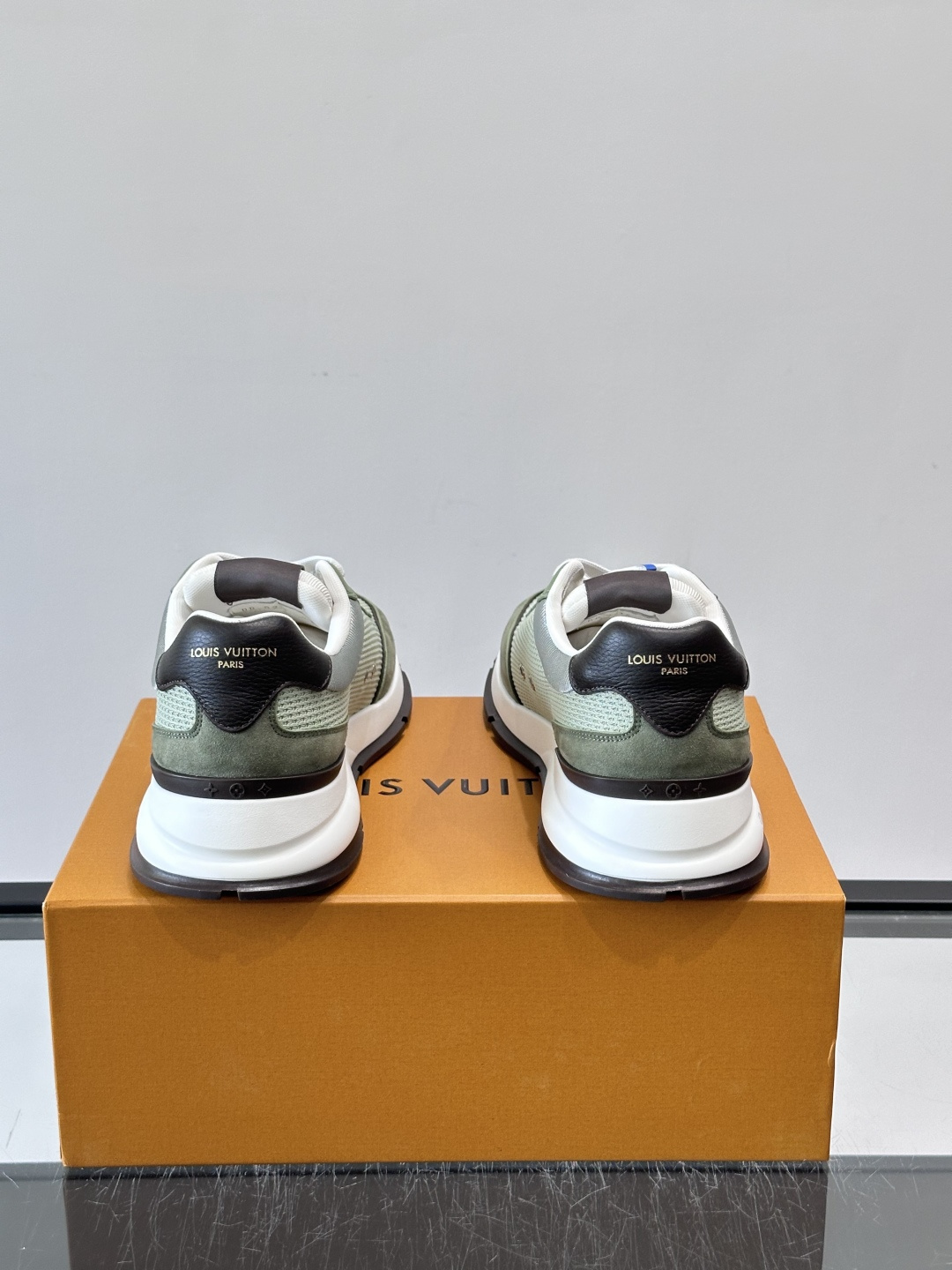 LV CLASSIC 运动鞋本款 LV Classic 运动鞋以粒面牛皮革搭配 Monogram 丹宁布，焕新演绎夏日风