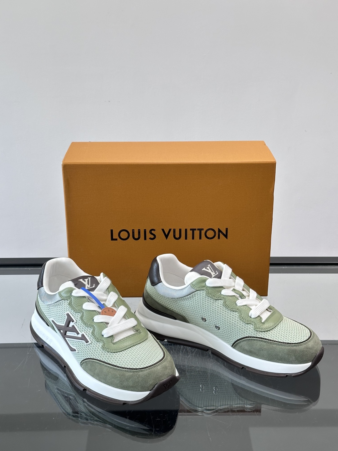 LV CLASSIC 运动鞋本款 LV Classic 运动鞋以粒面牛皮革搭配 Monogram 丹宁布，焕新演绎夏日风