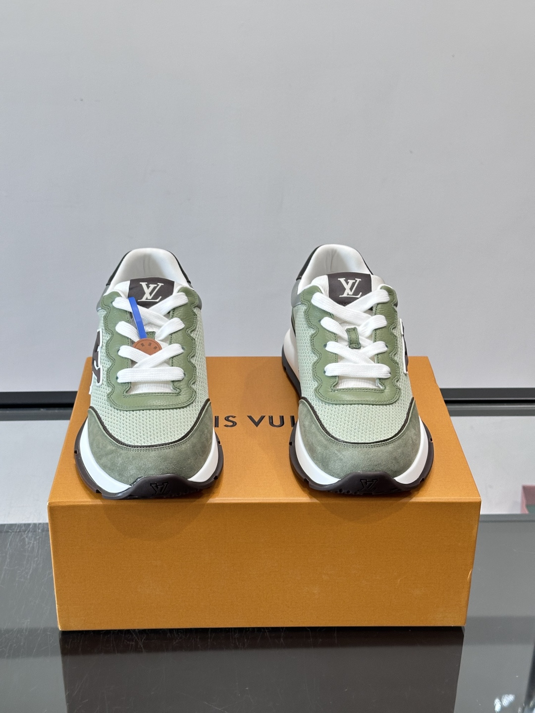 LV CLASSIC 运动鞋本款 LV Classic 运动鞋以粒面牛皮革搭配 Monogram 丹宁布，焕新演绎夏日风