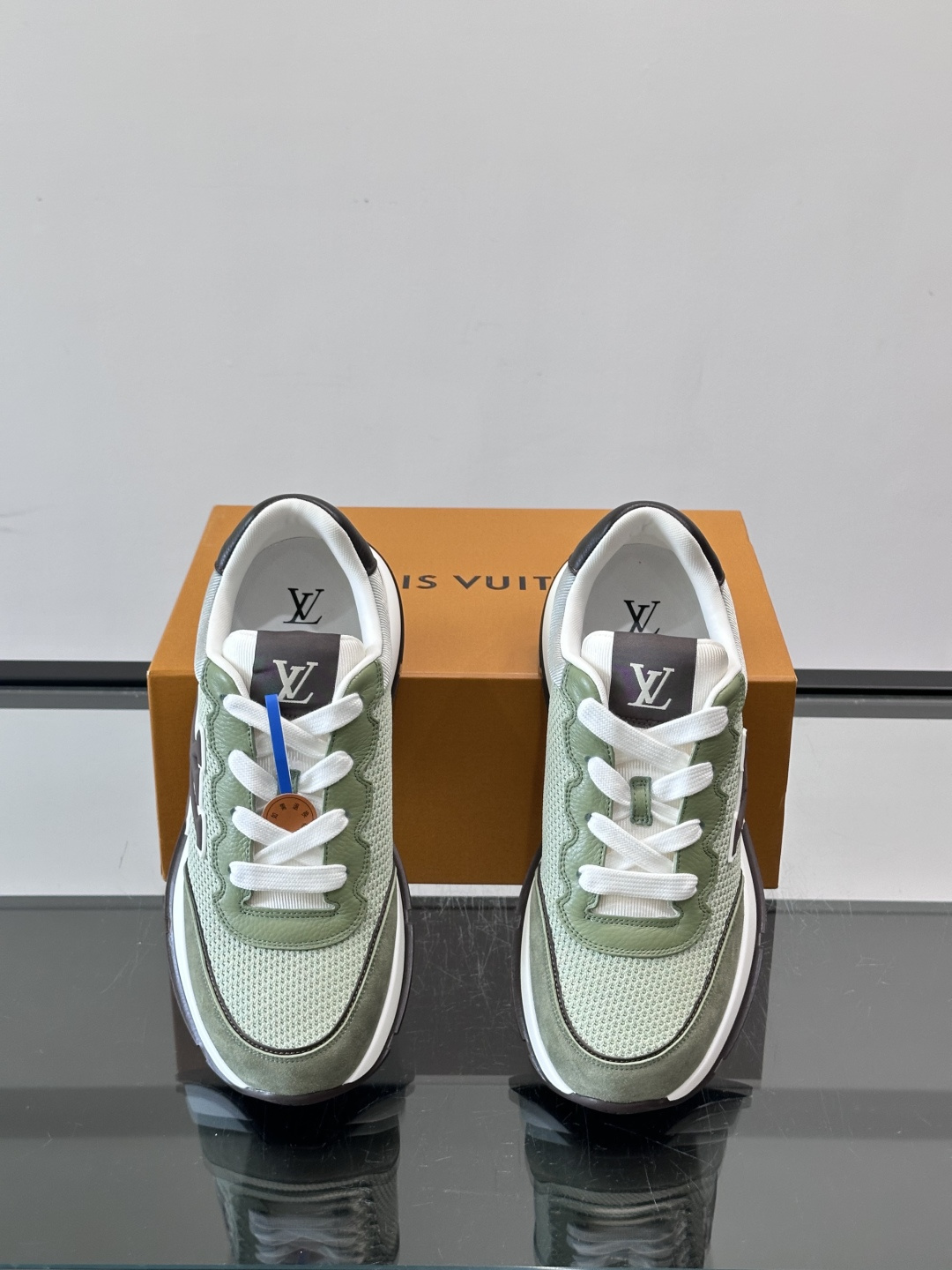 LV CLASSIC 运动鞋本款 LV Classic 运动鞋以粒面牛皮革搭配 Monogram 丹宁布，焕新演绎夏日风