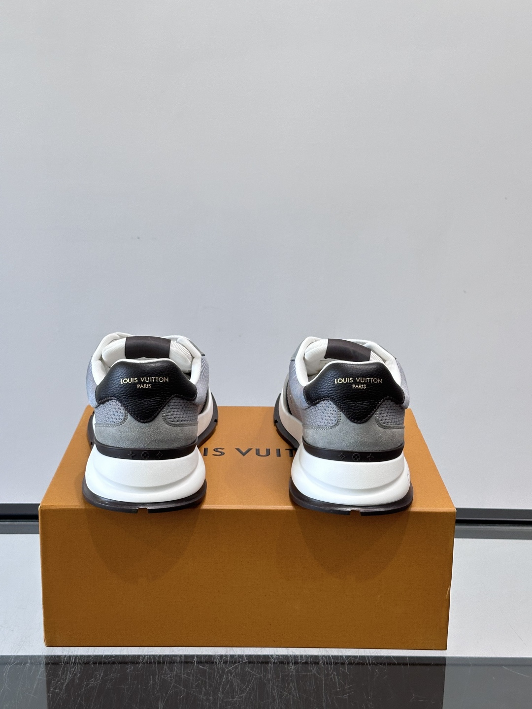 LV CLASSIC 运动鞋本款 LV Classic 运动鞋以粒面牛皮革搭配 Monogram 丹宁布，焕新演绎夏日风