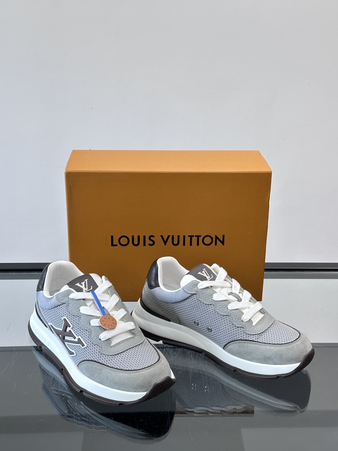 LV CLASSIC 运动鞋本款 LV Classic 运动鞋以粒面牛皮革搭配 Monogram 丹宁布，焕新演绎夏日风