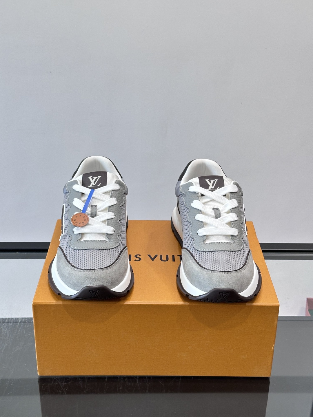 LV CLASSIC 运动鞋本款 LV Classic 运动鞋以粒面牛皮革搭配 Monogram 丹宁布，焕新演绎夏日风