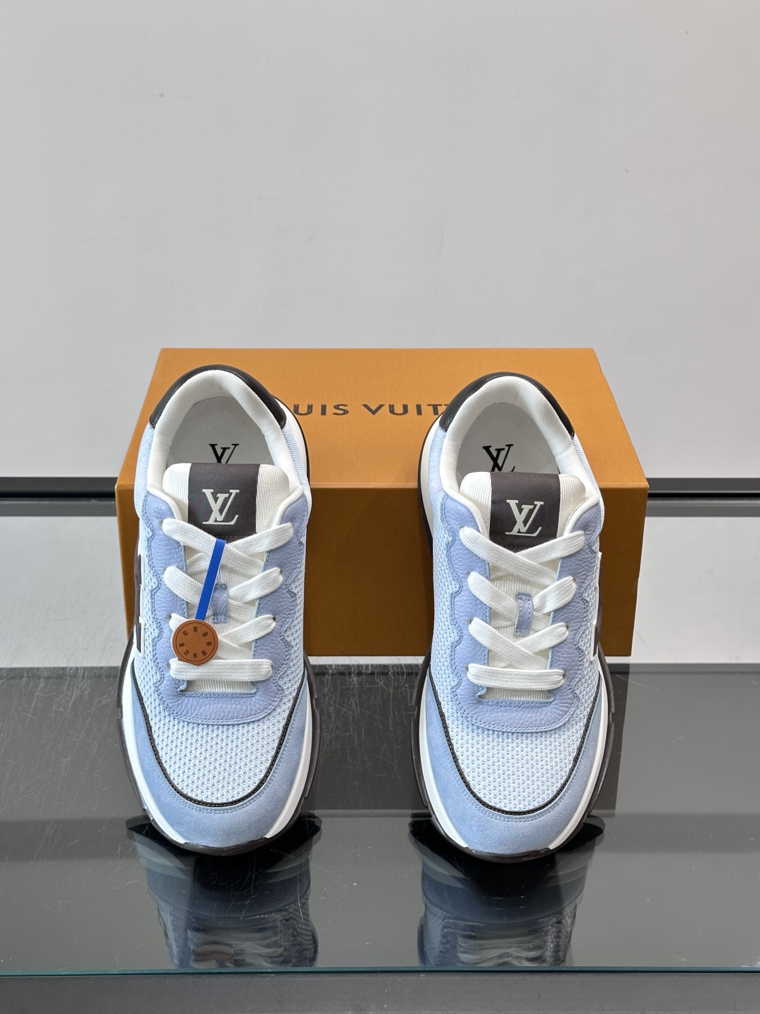 LV CLASSIC 运动鞋本款 LV Classic 运动鞋以粒面牛皮革搭配 Monogram 丹宁布，焕新演绎夏日风