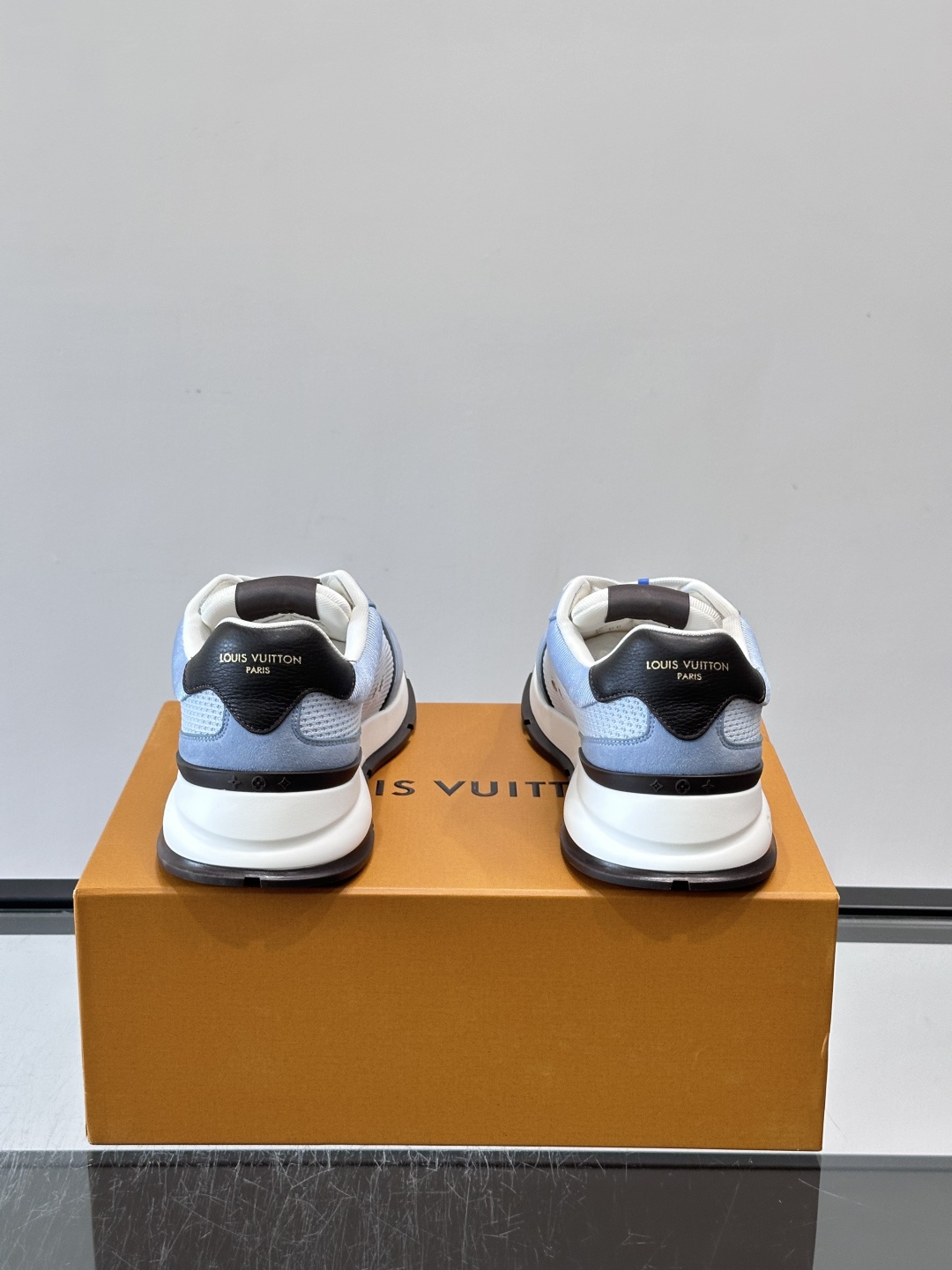 LV CLASSIC 运动鞋本款 LV Classic 运动鞋以粒面牛皮革搭配 Monogram 丹宁布，焕新演绎夏日风