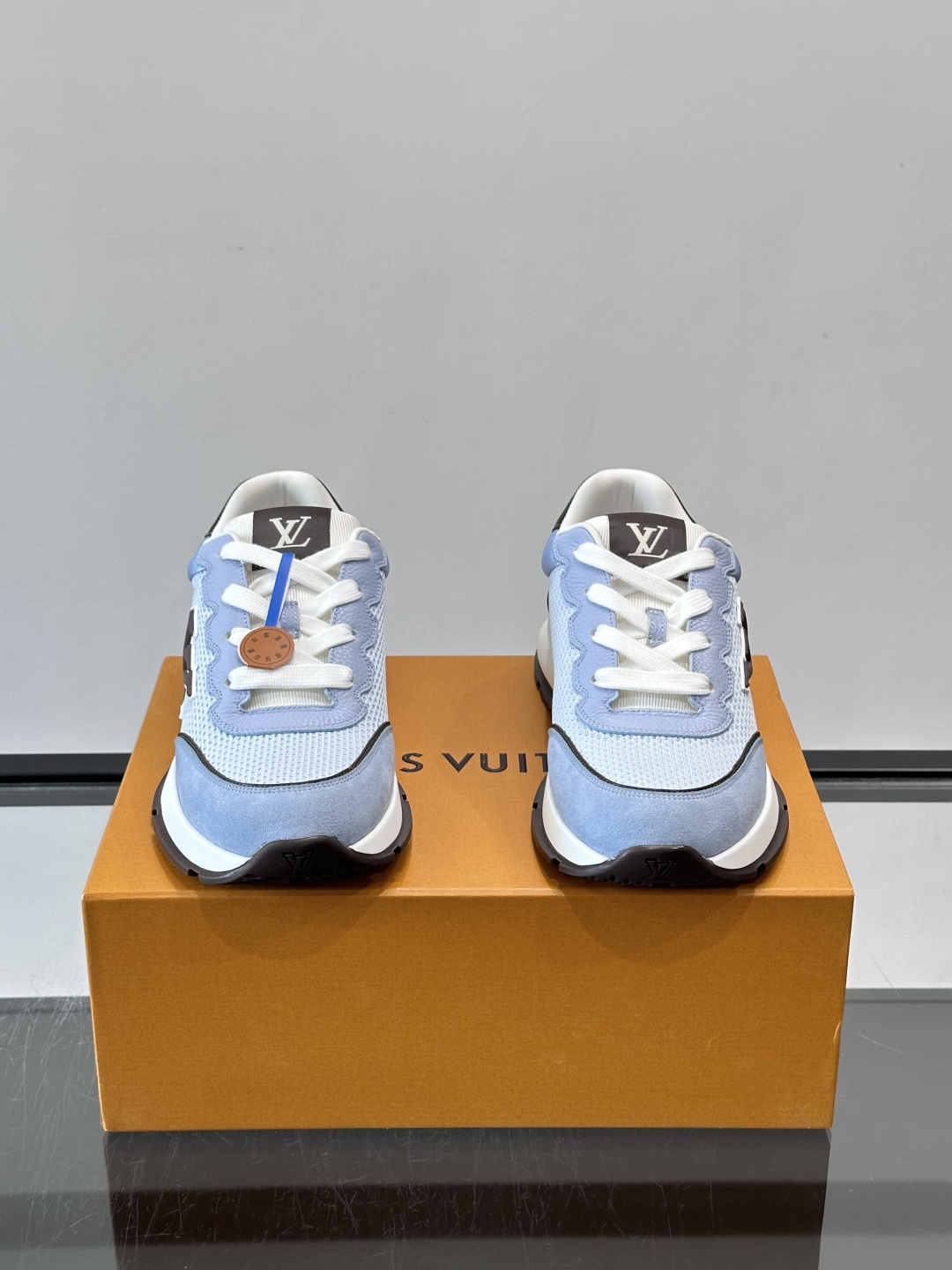 LV CLASSIC 运动鞋本款 LV Classic 运动鞋以粒面牛皮革搭配 Monogram 丹宁布，焕新演绎夏日风