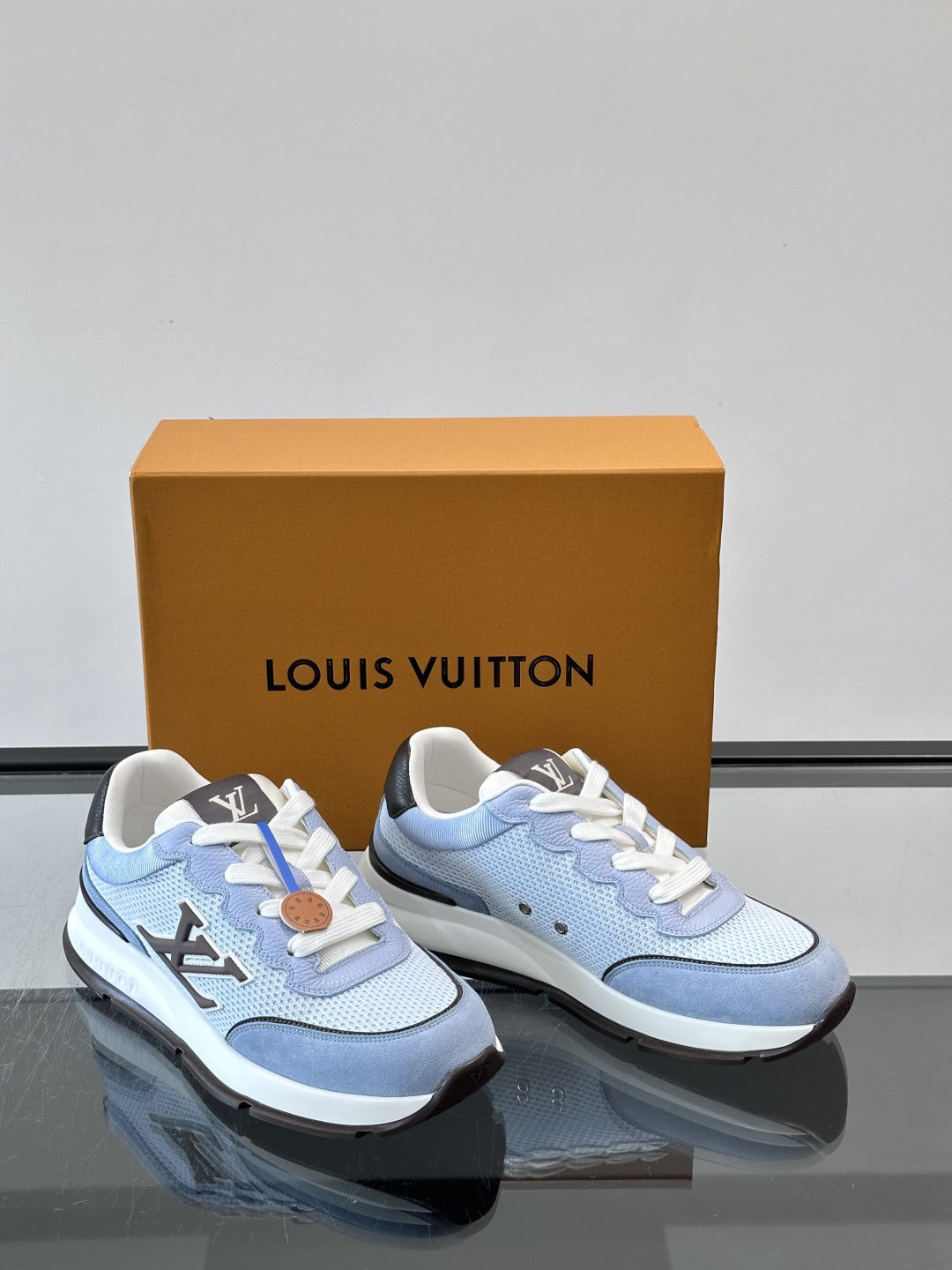 LV CLASSIC 运动鞋本款 LV Classic 运动鞋以粒面牛皮革搭配 Monogram 丹宁布，焕新演绎夏日风