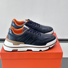 👟Hermès 运动鞋,采用牛皮鞋面 侧面“H”标志超有辨识度✨。橡胶鞋底抓地力强,穿着舒适,日常或轻运动都OK!后跟皮 👟Hermès 运动鞋,采用牛皮鞋面 侧面“H”标志超有辨识度✨。橡胶鞋底抓地力强,穿着舒适,日常或轻运动都OK!后跟皮