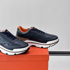 👟Hermès 运动鞋,采用牛皮鞋面 侧面“H”标志超有辨识度✨。橡胶鞋底抓地力强,穿着舒适,日常或轻运动都OK!后跟皮 👟Hermès 运动鞋,采用牛皮鞋面 侧面“H”标志超有辨识度✨。橡胶鞋底抓地力强,穿着舒适,日常或轻运动都OK!后跟皮