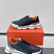 👟Hermès 运动鞋,采用牛皮鞋面 侧面“H”标志超有辨识度✨。橡胶鞋底抓地力强,穿着舒适,日常或轻运动都OK!后跟皮 👟Hermès 运动鞋,采用牛皮鞋面 侧面“H”标志超有辨识度✨。橡胶鞋底抓地力强,穿着舒适,日常或轻运动都OK!后跟皮
