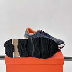 👟Hermès 运动鞋,采用牛皮鞋面 侧面“H”标志超有辨识度✨。橡胶鞋底抓地力强,穿着舒适,日常或轻运动都OK!后跟皮 👟Hermès 运动鞋,采用牛皮鞋面 侧面“H”标志超有辨识度✨。橡胶鞋底抓地力强,穿着舒适,日常或轻运动都OK!后跟皮