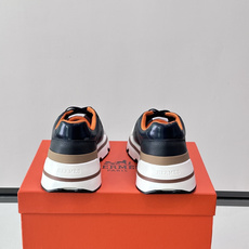 👟Hermès 运动鞋,采用牛皮鞋面 侧面“H”标志超有辨识度✨。橡胶鞋底抓地力强,穿着舒适,日常或轻运动都OK!后跟皮 👟Hermès 运动鞋,采用牛皮鞋面 侧面“H”标志超有辨识度✨。橡胶鞋底抓地力强,穿着舒适,日常或轻运动都OK!后跟皮