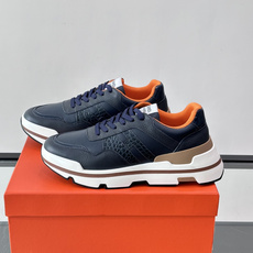👟Hermès 运动鞋,采用牛皮鞋面 侧面“H”标志超有辨识度✨。橡胶鞋底抓地力强,穿着舒适,日常或轻运动都OK!后跟皮 👟Hermès 运动鞋,采用牛皮鞋面 侧面“H”标志超有辨识度✨。橡胶鞋底抓地力强,穿着舒适,日常或轻运动都OK!后跟皮