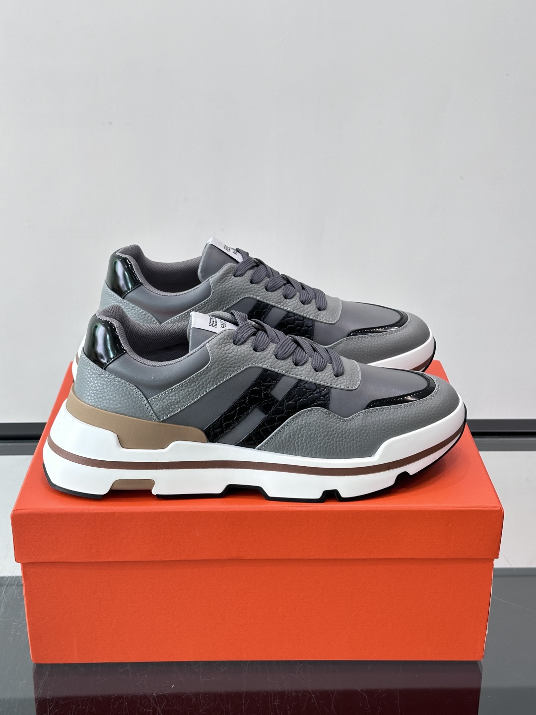 👟Hermès 运动鞋,采用牛皮鞋面 侧面“H”标志超有辨识度✨。橡胶鞋底抓地力强,穿着舒适,日常或轻运动都OK!后跟皮 👟Hermès 运动鞋,采用牛皮鞋面 侧面“H”标志超有辨识度✨。橡胶鞋底抓地力强,穿着舒适,日常或轻运动都OK!后跟皮
