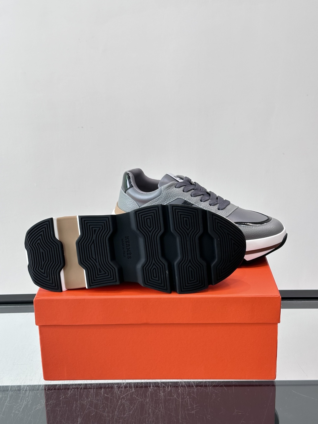 👟Hermès 运动鞋,采用牛皮鞋面 侧面“H”标志超有辨识度✨。橡胶鞋底抓地力强,穿着舒适,日常或轻运动都OK!后跟皮 👟Hermès 运动鞋,采用牛皮鞋面 侧面“H”标志超有辨识度✨。橡胶鞋底抓地力强,穿着舒适,日常或轻运动都OK!后跟皮