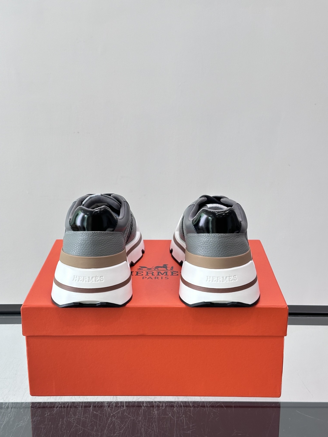 👟Hermès 运动鞋,采用牛皮鞋面 侧面“H”标志超有辨识度✨。橡胶鞋底抓地力强,穿着舒适,日常或轻运动都OK!后跟皮 👟Hermès 运动鞋,采用牛皮鞋面 侧面“H”标志超有辨识度✨。橡胶鞋底抓地力强,穿着舒适,日常或轻运动都OK!后跟皮