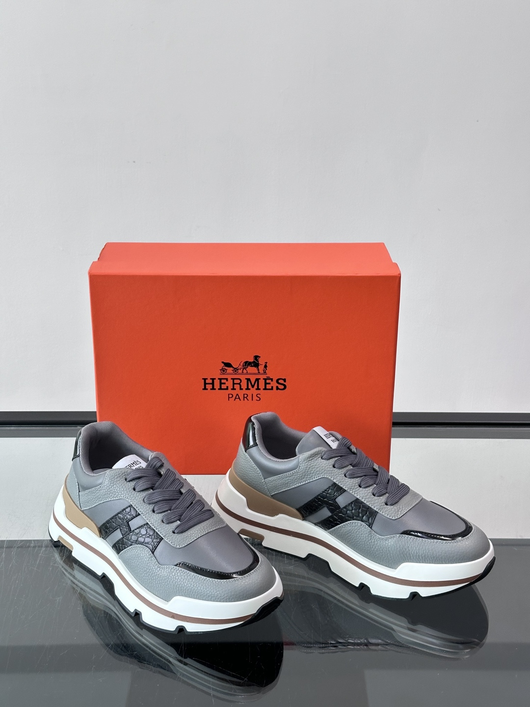👟Hermès 运动鞋,采用牛皮鞋面 侧面“H”标志超有辨识度✨。橡胶鞋底抓地力强,穿着舒适,日常或轻运动都OK!后跟皮 👟Hermès 运动鞋,采用牛皮鞋面 侧面“H”标志超有辨识度✨。橡胶鞋底抓地力强,穿着舒适,日常或轻运动都OK!后跟皮