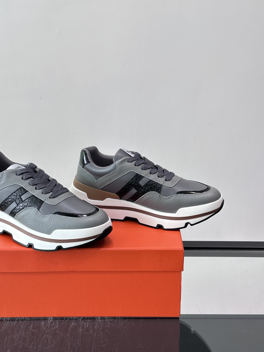 👟Hermès 运动鞋,采用牛皮鞋面 侧面“H”标志超有辨识度✨。橡胶鞋底抓地力强,穿着舒适,日常或轻运动都OK!后跟皮 👟Hermès 运动鞋,采用牛皮鞋面 侧面“H”标志超有辨识度✨。橡胶鞋底抓地力强,穿着舒适,日常或轻运动都OK!后跟皮
