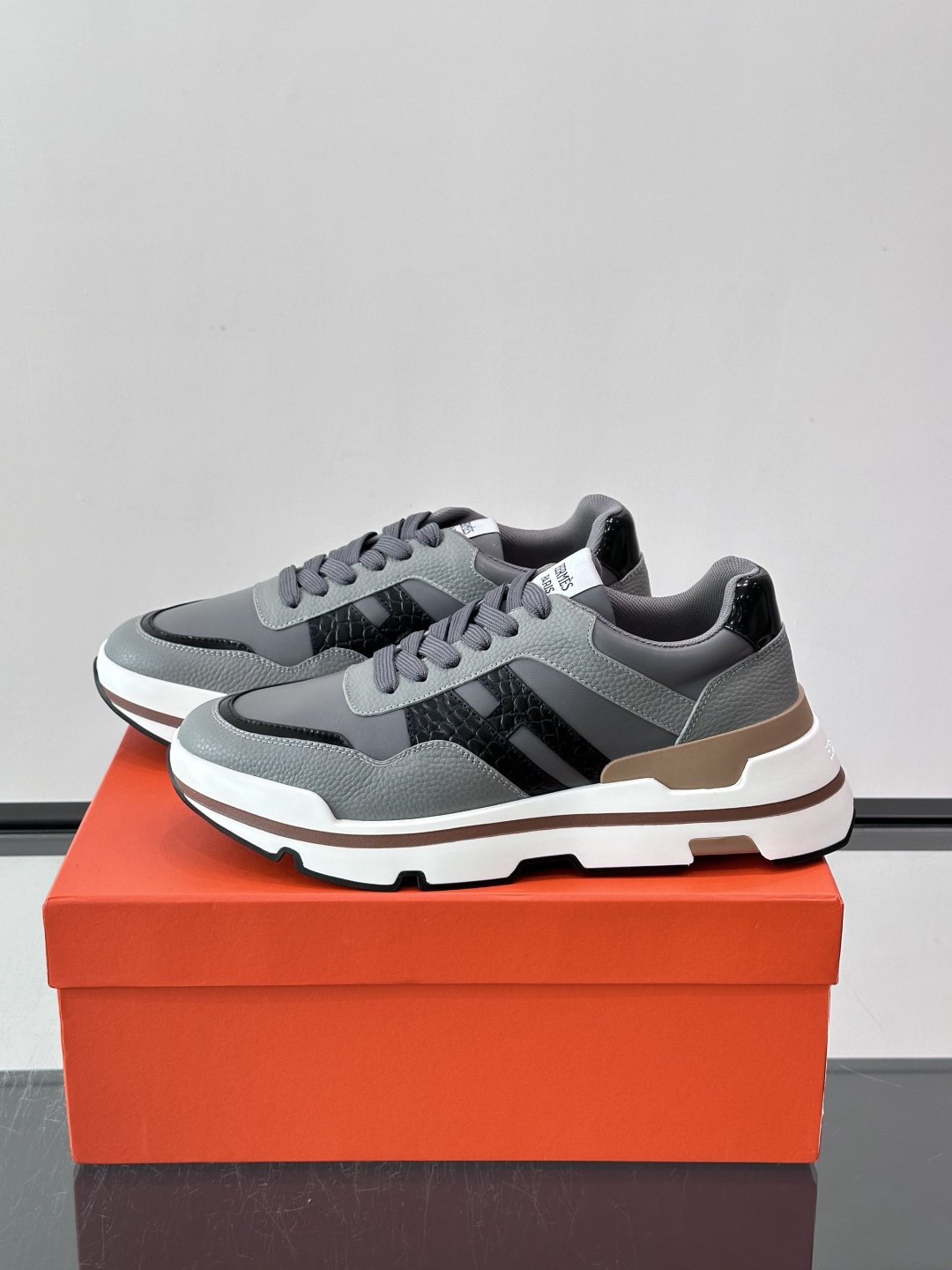 👟Hermès 运动鞋,采用牛皮鞋面 侧面“H”标志超有辨识度✨。橡胶鞋底抓地力强,穿着舒适,日常或轻运动都OK!后跟皮 👟Hermès 运动鞋,采用牛皮鞋面 侧面“H”标志超有辨识度✨。橡胶鞋底抓地力强,穿着舒适,日常或轻运动都OK!后跟皮