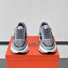👟Hermès 运动鞋,采用牛皮鞋面 侧面“H”标志超有辨识度✨。橡胶鞋底抓地力强,穿着舒适,日常或轻运动都OK!后跟皮 👟Hermès 运动鞋,采用牛皮鞋面 侧面“H”标志超有辨识度✨。橡胶鞋底抓地力强,穿着舒适,日常或轻运动都OK!后跟皮