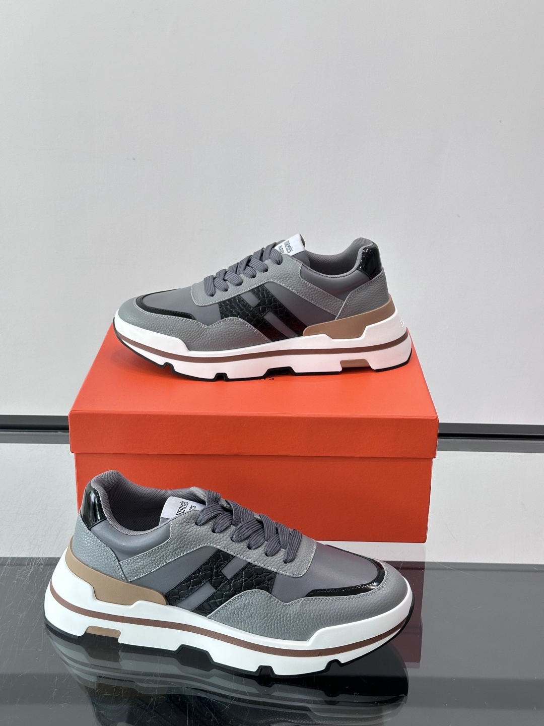 👟Hermès 运动鞋,采用牛皮鞋面 侧面“H”标志超有辨识度✨。橡胶鞋底抓地力强,穿着舒适,日常或轻运动都OK!后跟皮 👟Hermès 运动鞋,采用牛皮鞋面 侧面“H”标志超有辨识度✨。橡胶鞋底抓地力强,穿着舒适,日常或轻运动都OK!后跟皮
