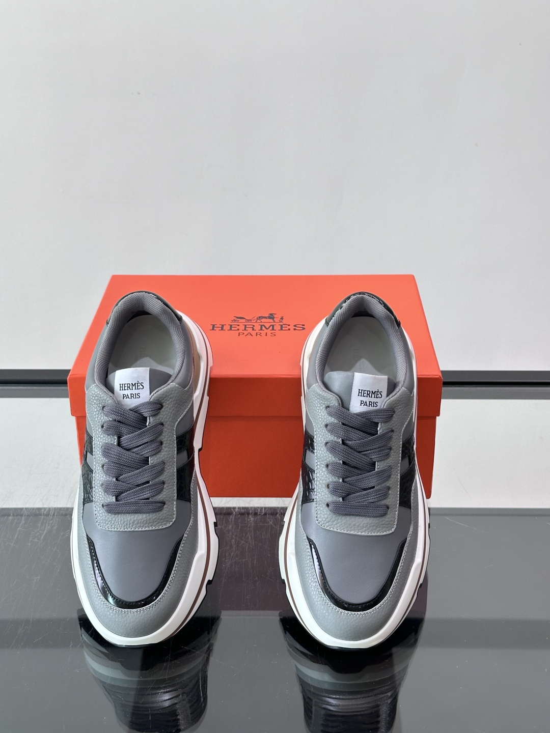 👟Hermès 运动鞋,采用牛皮鞋面 侧面“H”标志超有辨识度✨。橡胶鞋底抓地力强,穿着舒适,日常或轻运动都OK!后跟皮 👟Hermès 运动鞋,采用牛皮鞋面 侧面“H”标志超有辨识度✨。橡胶鞋底抓地力强,穿着舒适,日常或轻运动都OK!后跟皮