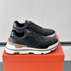 👟Hermès 运动鞋,采用牛皮鞋面 侧面“H”标志超有辨识度✨。橡胶鞋底抓地力强,穿着舒适,日常或轻运动都OK!后跟皮 👟Hermès 运动鞋,采用牛皮鞋面 侧面“H”标志超有辨识度✨。橡胶鞋底抓地力强,穿着舒适,日常或轻运动都OK!后跟皮