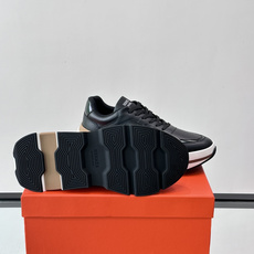 👟Hermès 运动鞋,采用牛皮鞋面 侧面“H”标志超有辨识度✨。橡胶鞋底抓地力强,穿着舒适,日常或轻运动都OK!后跟皮 👟Hermès 运动鞋,采用牛皮鞋面 侧面“H”标志超有辨识度✨。橡胶鞋底抓地力强,穿着舒适,日常或轻运动都OK!后跟皮