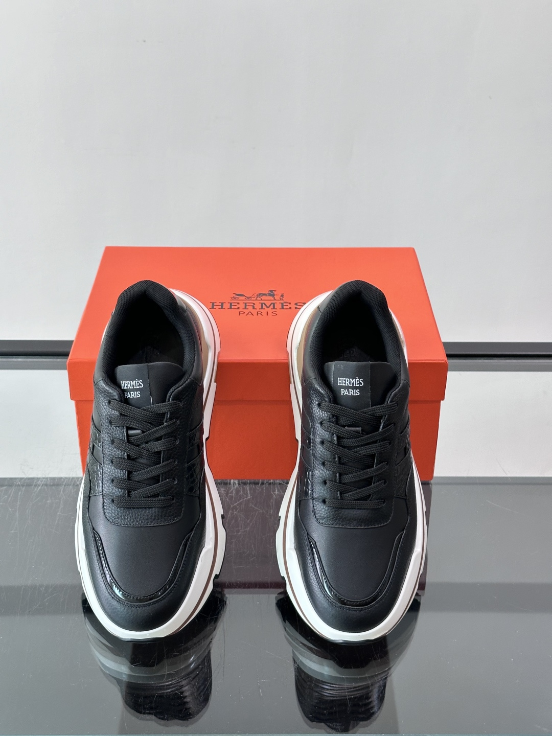 👟Hermès 运动鞋,采用牛皮鞋面 侧面“H”标志超有辨识度✨。橡胶鞋底抓地力强,穿着舒适,日常或轻运动都OK!后跟皮 👟Hermès 运动鞋,采用牛皮鞋面 侧面“H”标志超有辨识度✨。橡胶鞋底抓地力强,穿着舒适,日常或轻运动都OK!后跟皮