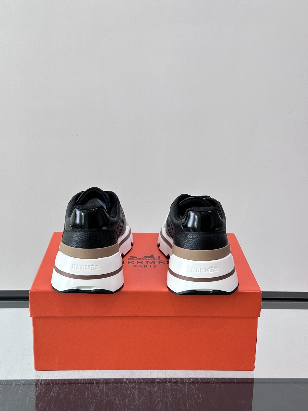 👟Hermès 运动鞋,采用牛皮鞋面 侧面“H”标志超有辨识度✨。橡胶鞋底抓地力强,穿着舒适,日常或轻运动都OK!后跟皮 👟Hermès 运动鞋,采用牛皮鞋面 侧面“H”标志超有辨识度✨。橡胶鞋底抓地力强,穿着舒适,日常或轻运动都OK!后跟皮