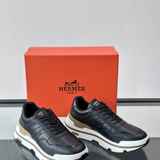 👟Hermès 运动鞋,采用牛皮鞋面 侧面“H”标志超有辨识度✨。橡胶鞋底抓地力强,穿着舒适,日常或轻运动都OK!后跟皮 👟Hermès 运动鞋,采用牛皮鞋面 侧面“H”标志超有辨识度✨。橡胶鞋底抓地力强,穿着舒适,日常或轻运动都OK!后跟皮