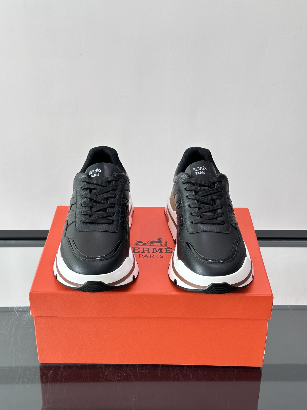👟Hermès 运动鞋,采用牛皮鞋面 侧面“H”标志超有辨识度✨。橡胶鞋底抓地力强,穿着舒适,日常或轻运动都OK!后跟皮 👟Hermès 运动鞋,采用牛皮鞋面 侧面“H”标志超有辨识度✨。橡胶鞋底抓地力强,穿着舒适,日常或轻运动都OK!后跟皮