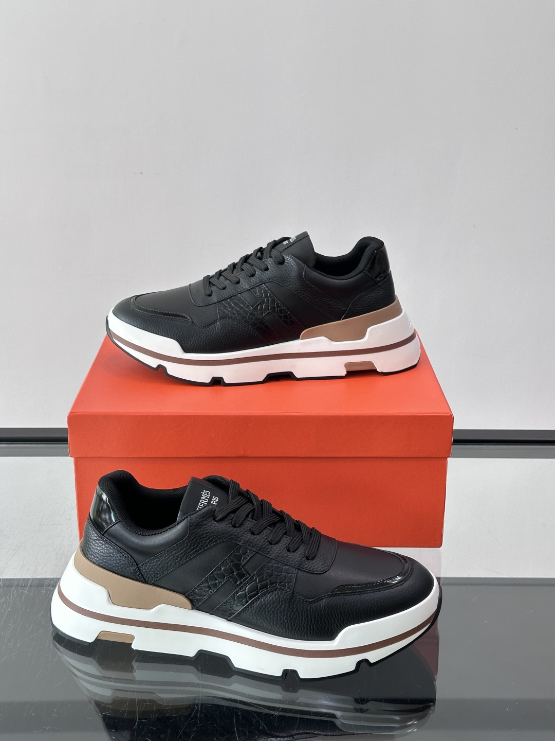 👟Hermès 运动鞋,采用牛皮鞋面 侧面“H”标志超有辨识度✨。橡胶鞋底抓地力强,穿着舒适,日常或轻运动都OK!后跟皮 👟Hermès 运动鞋,采用牛皮鞋面 侧面“H”标志超有辨识度✨。橡胶鞋底抓地力强,穿着舒适,日常或轻运动都OK!后跟皮