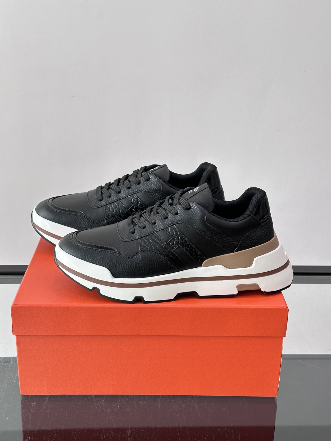 👟Hermès 运动鞋,采用牛皮鞋面 侧面“H”标志超有辨识度✨。橡胶鞋底抓地力强,穿着舒适,日常或轻运动都OK!后跟皮 👟Hermès 运动鞋,采用牛皮鞋面 侧面“H”标志超有辨识度✨。橡胶鞋底抓地力强,穿着舒适,日常或轻运动都OK!后跟皮