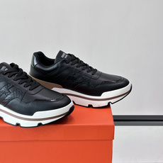 👟Hermès 运动鞋,采用牛皮鞋面 侧面“H”标志超有辨识度✨。橡胶鞋底抓地力强,穿着舒适,日常或轻运动都OK!后跟皮 👟Hermès 运动鞋,采用牛皮鞋面 侧面“H”标志超有辨识度✨。橡胶鞋底抓地力强,穿着舒适,日常或轻运动都OK!后跟皮