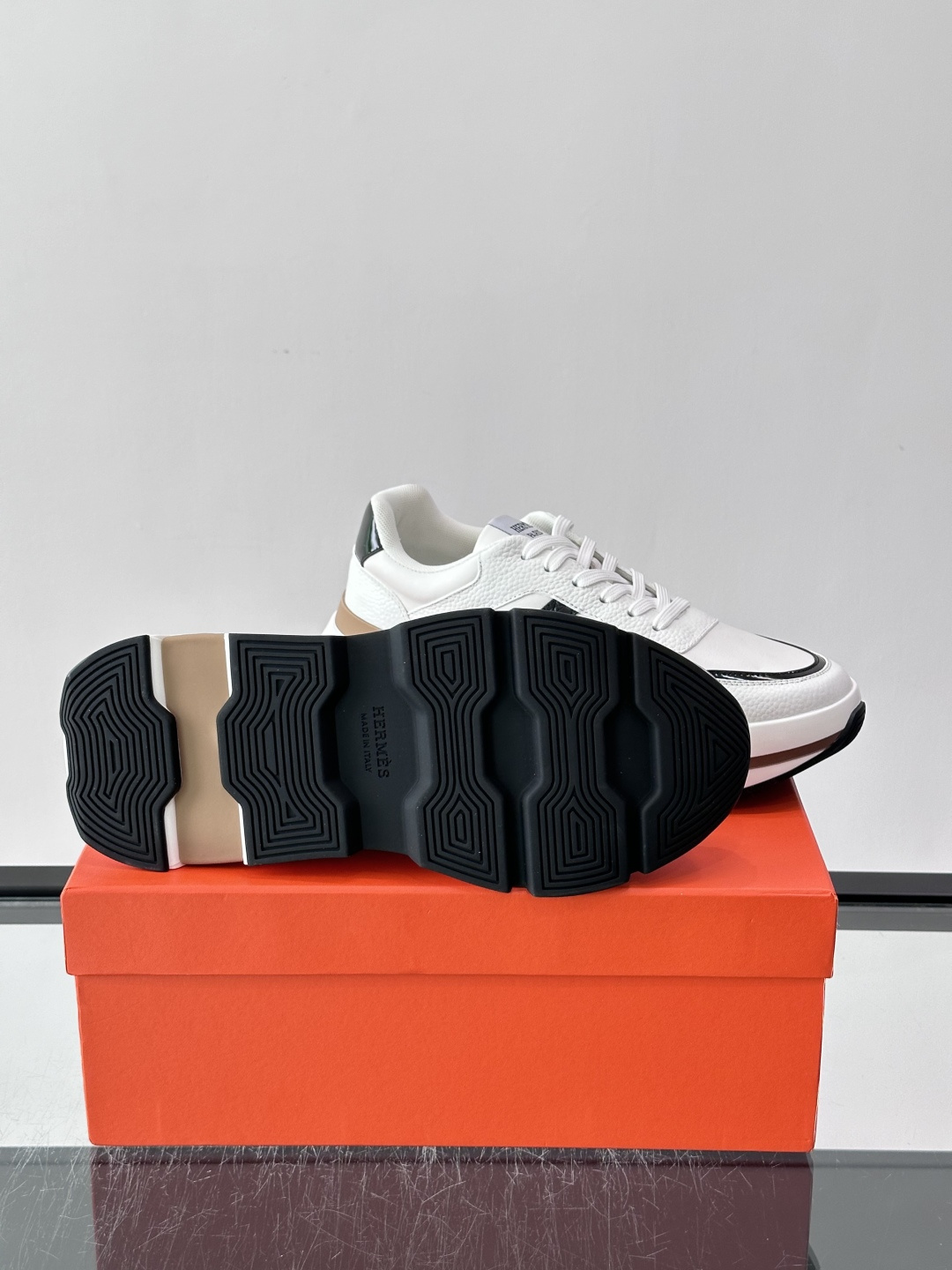 👟Hermès 运动鞋，采用牛皮鞋面 侧面“H”标志超有辨识度✨。橡胶鞋底抓地力强，穿着舒适，日常或轻运动都OK！后跟皮