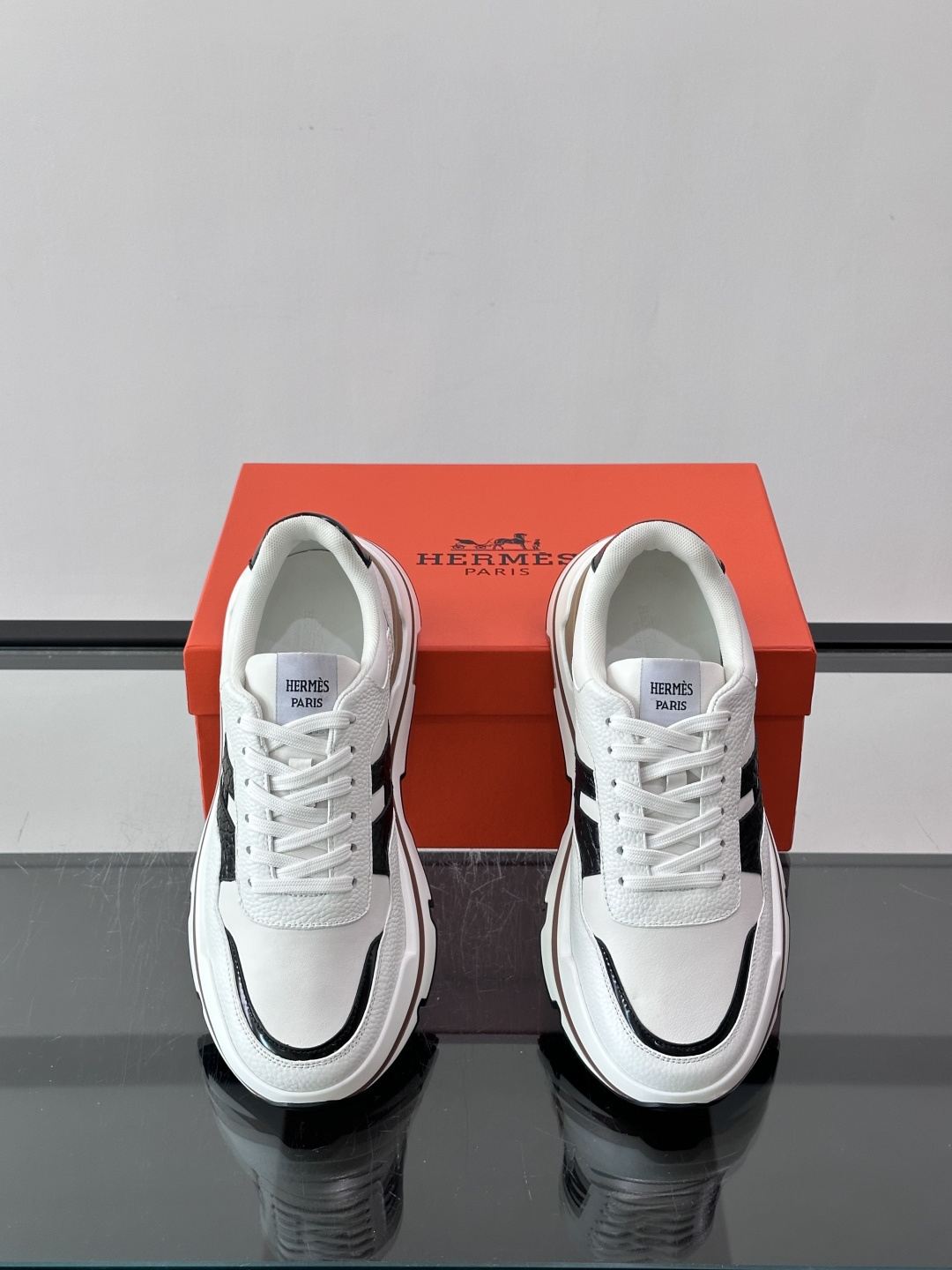 👟Hermès 运动鞋，采用牛皮鞋面 侧面“H”标志超有辨识度✨。橡胶鞋底抓地力强，穿着舒适，日常或轻运动都OK！后跟皮