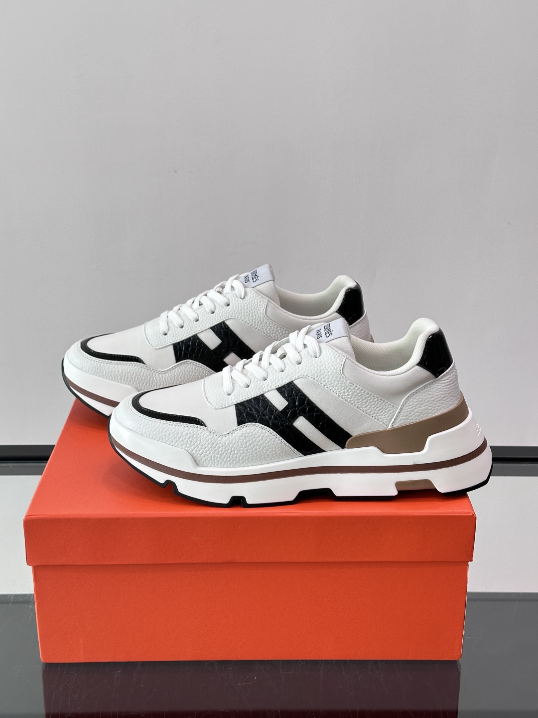 👟Hermès 运动鞋，采用牛皮鞋面 侧面“H”标志超有辨识度✨。橡胶鞋底抓地力强，穿着舒适，日常或轻运动都OK！后跟皮