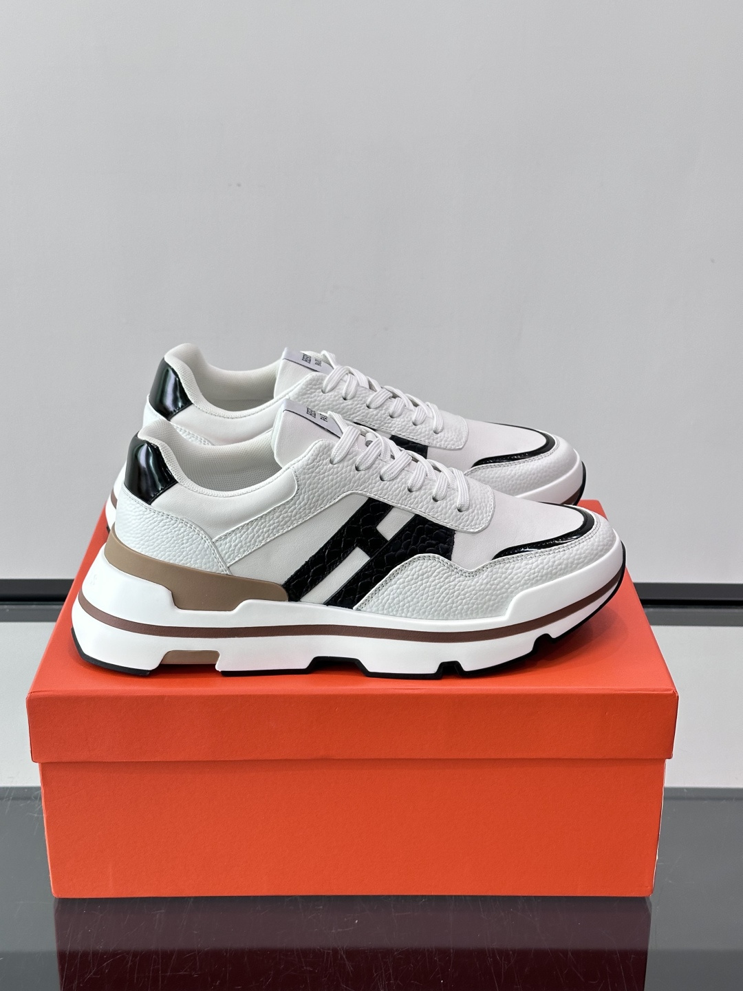 👟Hermès 运动鞋,采用牛皮鞋面 侧面“H”标志超有辨识度✨。橡胶鞋底抓地力强,穿着舒适,日常或轻运动都OK!后跟皮 👟Hermès 运动鞋,采用牛皮鞋面 侧面“H”标志超有辨识度✨。橡胶鞋底抓地力强,穿着舒适,日常或轻运动都OK!后跟皮